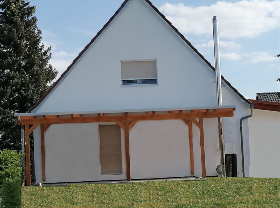 Beranda Terrassenüberdachung aus BSH-Holz an der Giebelseite eines Hauses, Holz in Naturton